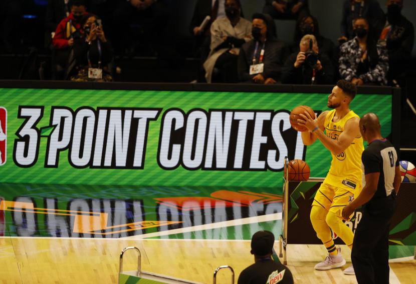 Stephen Curry saat beraksi dalam kontes tripoin NBA All-Star.