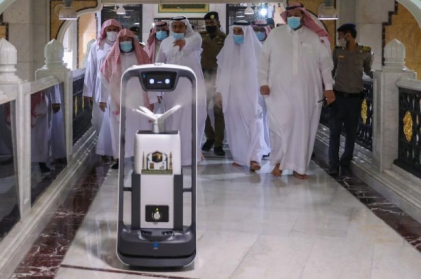 Jumlah Robot Pembersih di Masjidil Haram Bertambah. Foto: Sterilisasi Masjidil Haram Gunakan Robot Pintar. Robot ini bekerja dengan sistem otomasi Pemetaan dan Lokalisasi Simultan (SLAM) beresolusi tinggi.