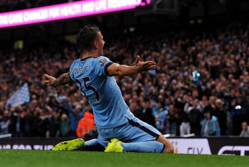 Stevan Jovetic melakukan selebrasi usai membobol gawang Liverpool dua kali.