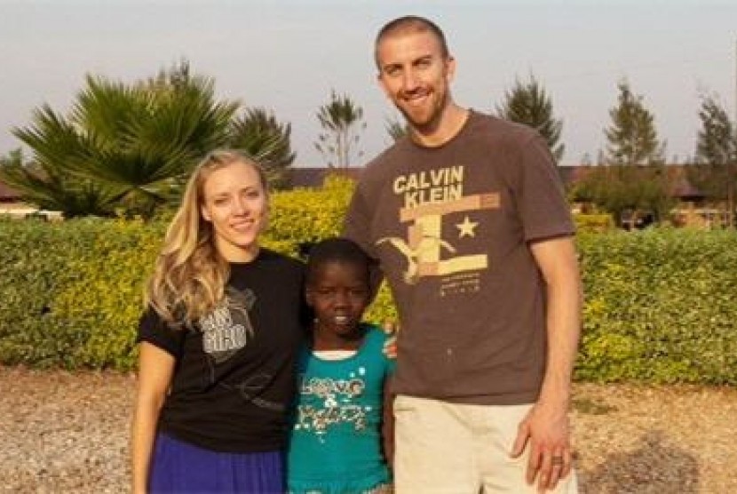 Steve Blake dan Kristen Blake (kiri) bersama Divine (tengah)