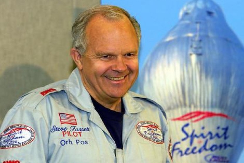 Steve Fossett  tercatat sebagai orang pertama yang menerbangkan pesawat sendirian, non-setop ke seluruh dunia tanpa mengisi bahan bakar.