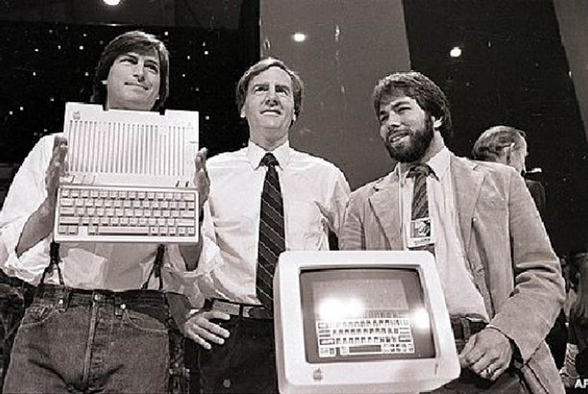 Steve Jobs (kiri), John Sculley (tengah), presiden dan CEO Apple, serta Steve Wozniak, salah satu pendiri Apple, memperlihatkan komputer Apple II di San Francisco pada 4 April 1984.