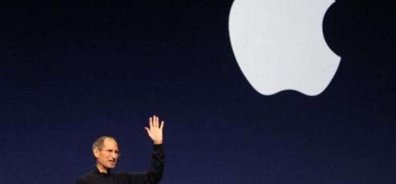 Steve Jobs melambaikan tangan pada sesi terakhir peluncuran iPad 2 saat acara Apple di San Francisco, 2 Maret 2011.