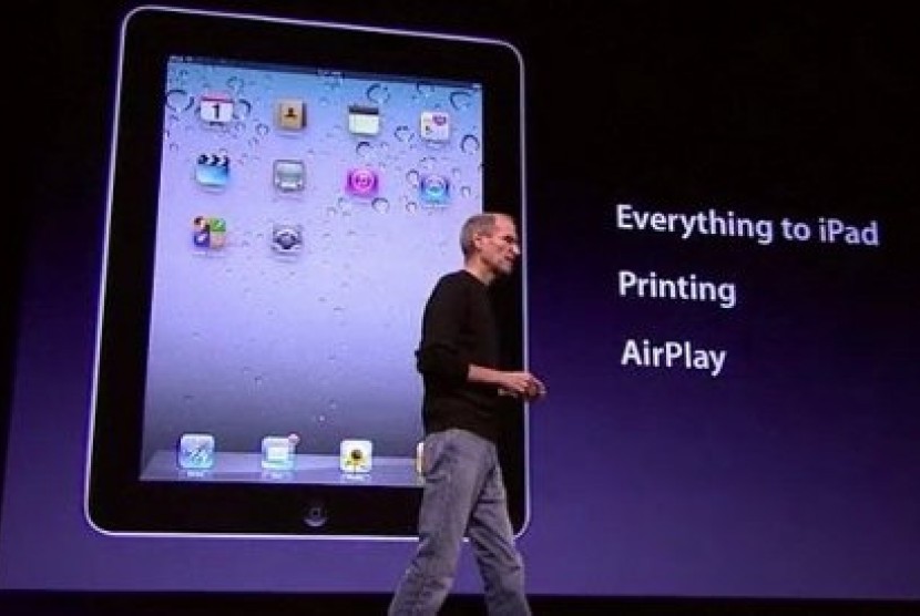 Steve Jobs saat memperkenalkan iPad.