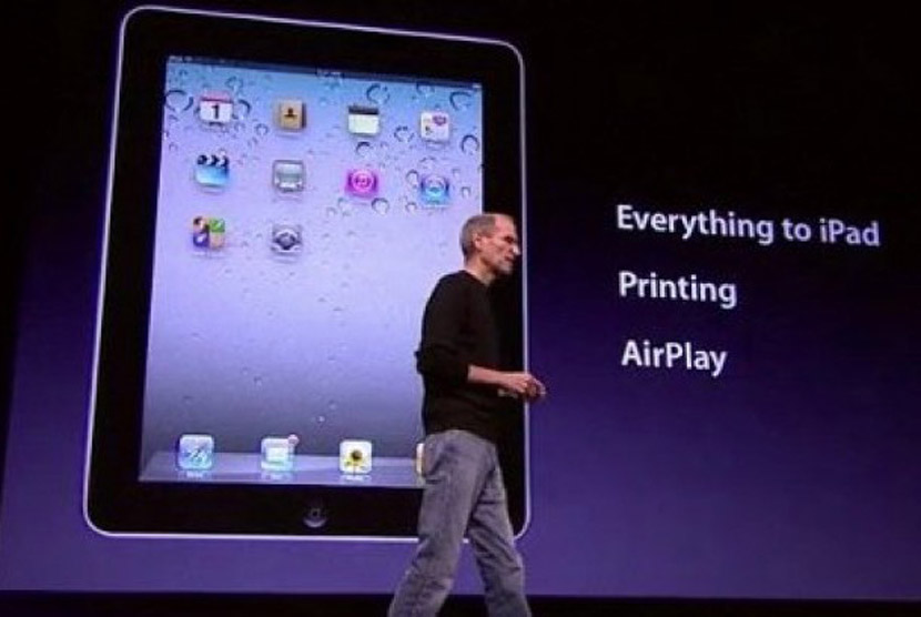 steve jobs saat memperkenalkan iPad. 