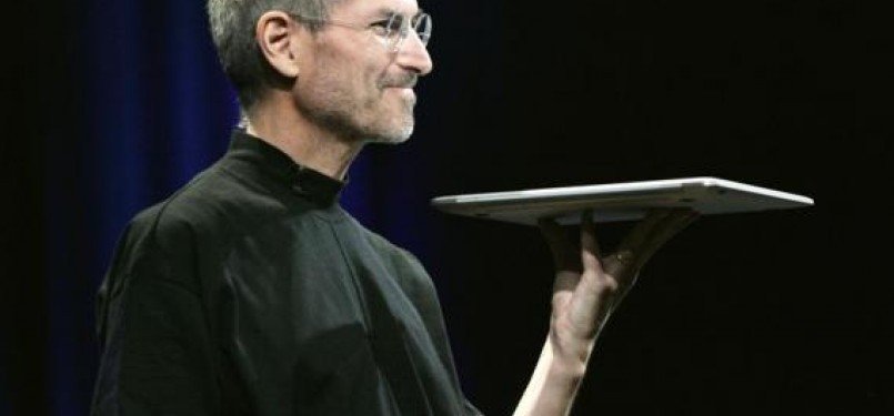 Steve Jobs tengah memperlihatkan laptop Macbook Air Apple baru dalam pemaparannya saat   Konvensi Macworld dan Expo di San Fransisco, 15 Januari, 2008.