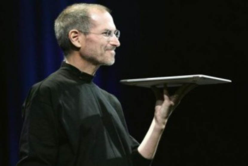 Steve Jobs tengah memperlihatkan laptop Macbook Air Apple baru dalam pemaparannya saat   Konvensi Macworld dan Expo di San Fransisco, 15 Januari, 2008.