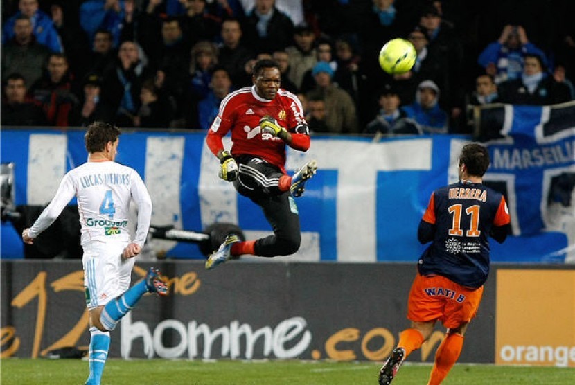 Steve Mandanda (tengah)