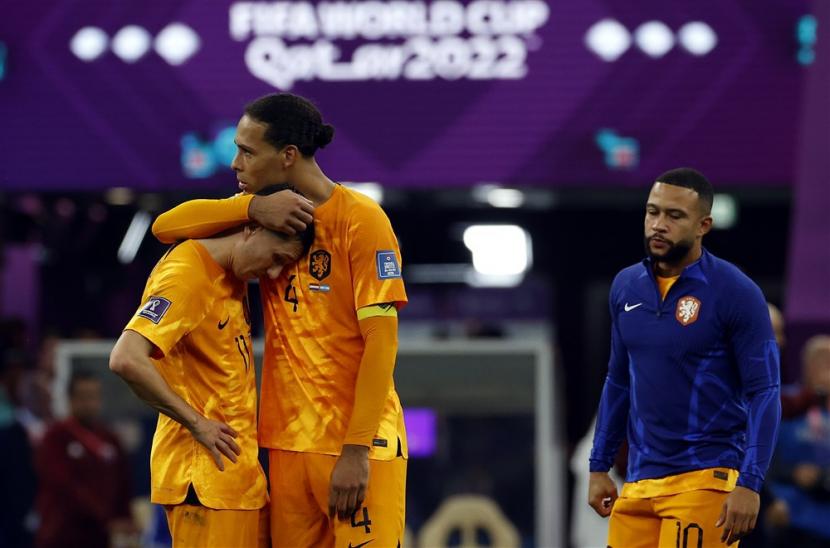  Steven Berghuis, Virgil Van Dijk dan Memphis Depay (kiri-kanan) dari Belanda bereaksi setelah kalah dalam pertandingan sepak bola perempat final Piala Dunia 2022 antara Belanda dan Argentina di Stadion Lusail di Lusail, Qatar, Sabtu (10/12) dini hari WIB. 