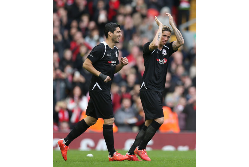  Steven Gerrard All-Stars' Luis Suarez and Fernando Torres come on for the second half 