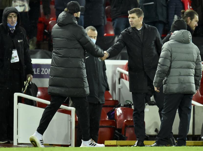 Steven Gerrard dan Juergen Klopp bersalaman seusai laga Liverpool kontra Aston Villa di Anfield, Ahad (12/12).