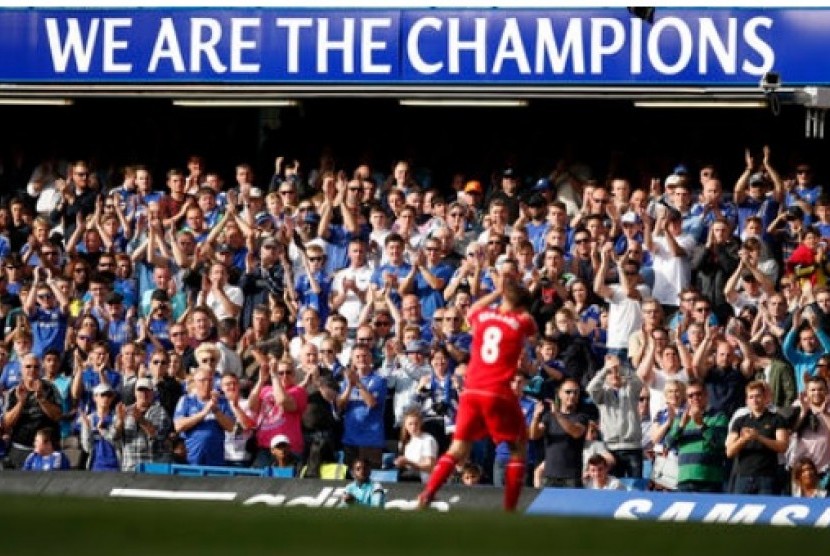 Steven Gerrard mendapatkan standing ovation dari pendukung Chelsea