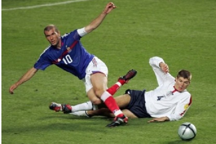 Steven Gerrard saat bertarung dengan Zinedine Zidane dalam penyisihan Grup B Piala Eropa 2004.