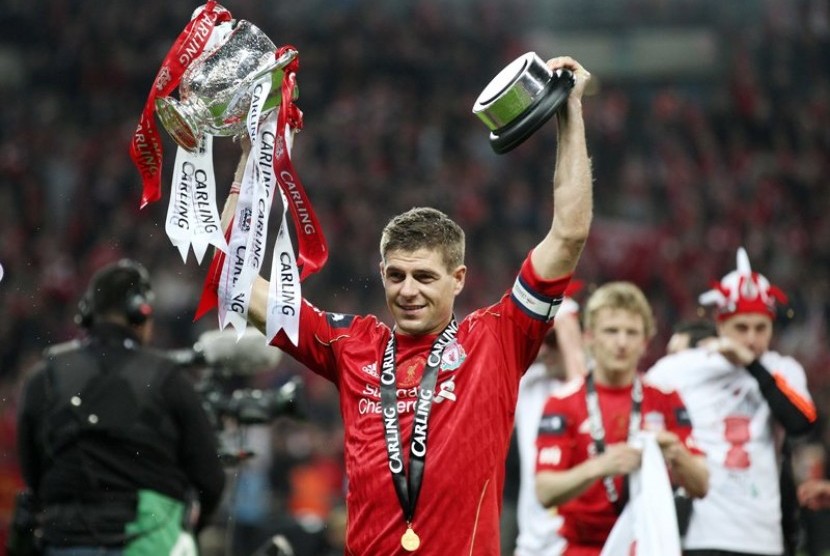 Steven Gerrard saat menjuarai Piala Liga Inggris bersama Liverpool pada 2012.