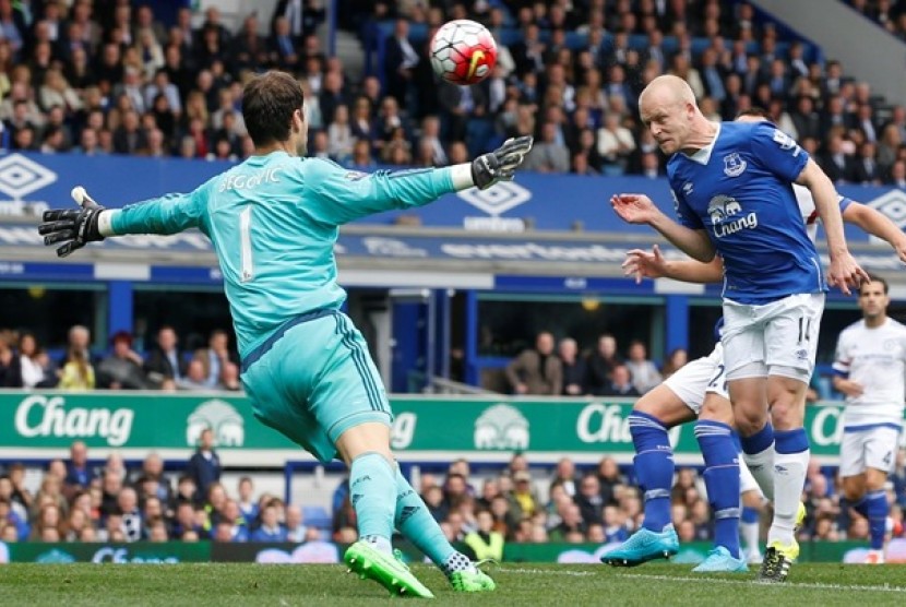 Steven Naismith (biru) saat mencetak gol pertama ke gawang Chelsea.