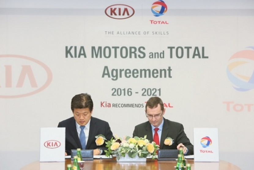 Steven Yoon, Vice President Overseas Service Division Kia Motors Corporation  (kiri) dan Pierre Duhot, General Manager, Automotive Division Total Lubrifiants (kanan) mengambil   bagian dalam acara penandatanganan untuk perpanjangan kemitraan 5 tahun.