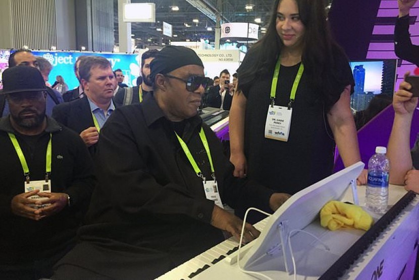 Stevie Wonder mencoba memainkan piano pintar saat dia mendatangi ajang pameran teknologi dan produk elektronik di Las Vegas, AS.