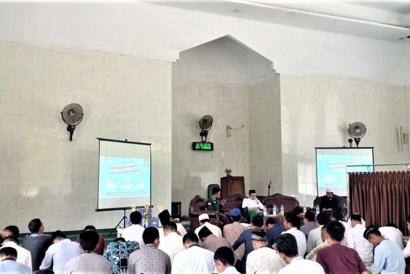 STIE Hidayatullah Depok menggelar diskusi interaktif tentang peran santri di era milenial.