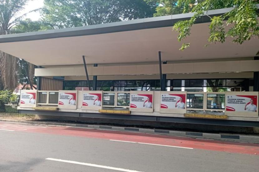Stiker bergambar Penjabat (Pj) Gubernur DKI Jakarta, Heru Budi Hartono terpampang di sejumlah halte bus Transjakarta.