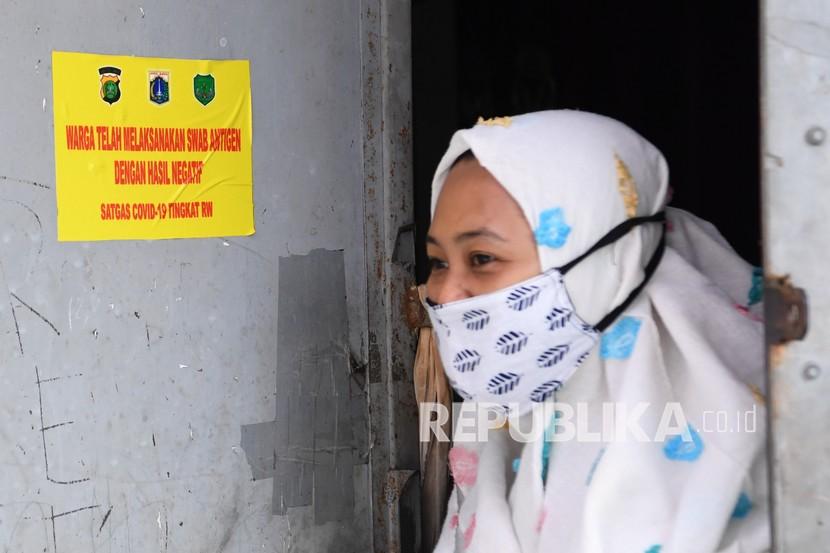 Stiker bertuliskan penghuni telah menjalani tes antigen dengan hasil negatif ditempelkan di depan rumah warga yang telah pulang dari mudik (ilustrasi)