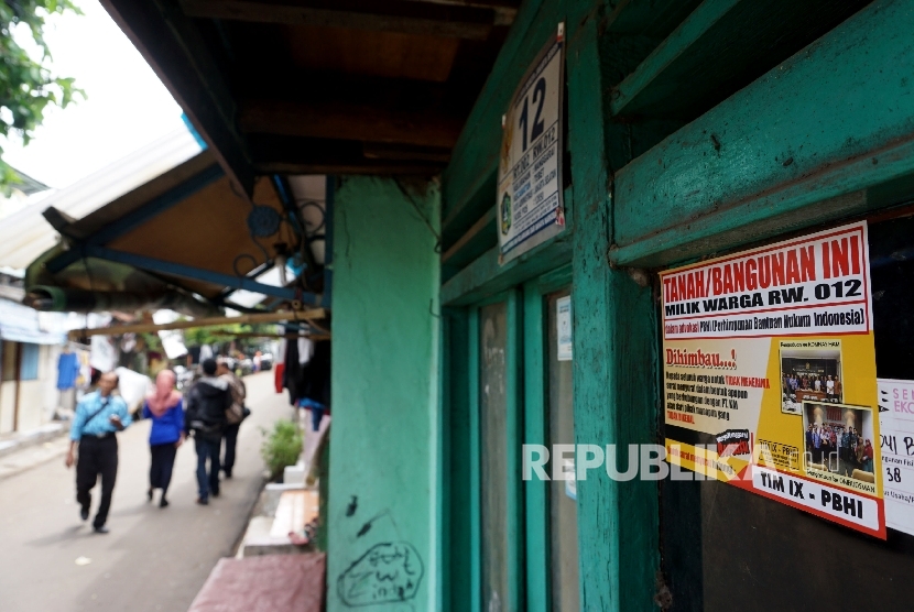  Stiker himbawan untuk warga agar tidak menerima surat menyurat yang berhubungan denga PT KAI terpasang di permukiman warga RW 12 Manggarai, Jakarta, Jumat (28/4).