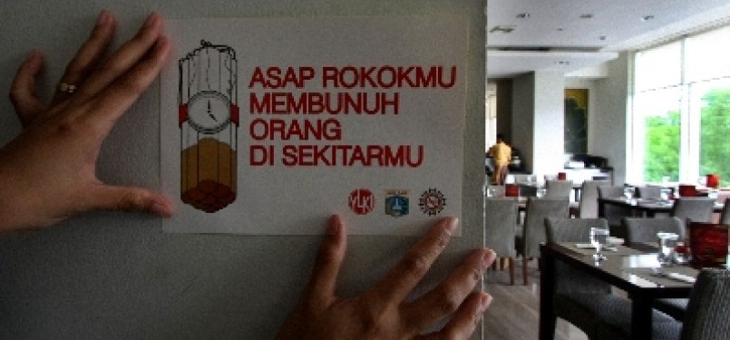 Stiker larangan merokok di tempat umum. 