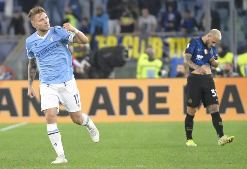 Stiker Lazio, Ciro Immobile (kiri) merayakan gol ke gawang Inter Milan pada laga Serie A di Stadion Olimpico, Roma, Ahad (17/10) dini hari WIB. Lazio menang 3-1 pada laga ini.