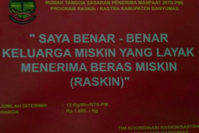 Stiker milik Pemkab Banyumas yang ditempel di rumah keluarga penerima raskin. Kalimat tersebut dianggap berlebihan.