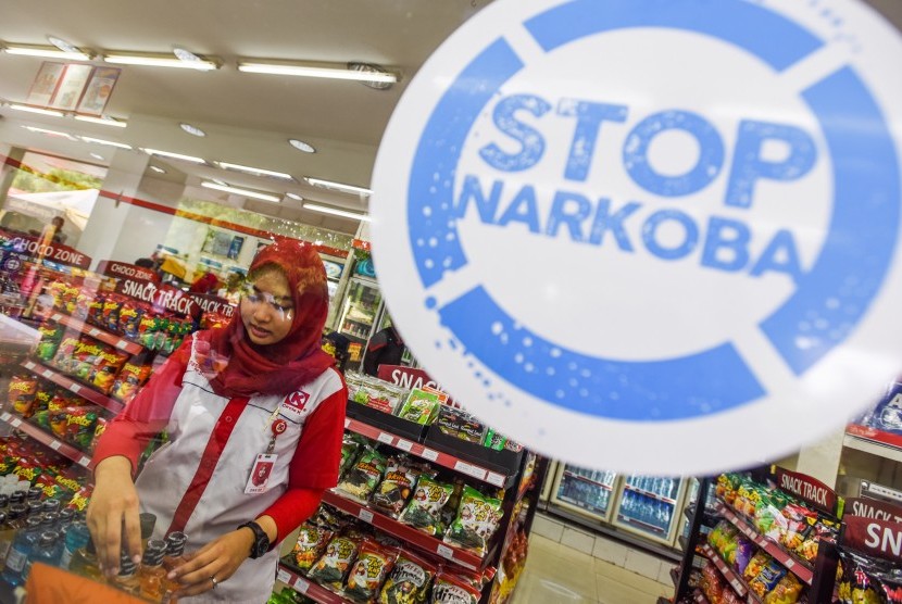  Stiker Setop Narkoba menempel di dinding salah satu mini market di Surabaya, Jawa Timur, Kamis (26/11). (Antara/Zabur Karuru)