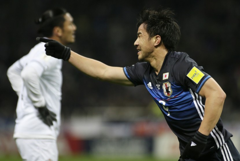 Stiker timnas Jepang Sinjhi Okazaki merayakan golnya ke gawang Thailand pada babak kualifikasi Piala Dunia 2018 di stadion Saitama, Selasa (28/3). Jepang menang 4-0.