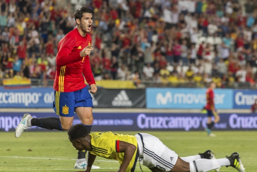Stiker timnas Spanyol, Alvaro Morata merayakan gol ke gawang Kolombia pada laga persahabatan di Murcia, Kamis (8/6) dini hari WIB. Laga berakhir imbang 2-2.