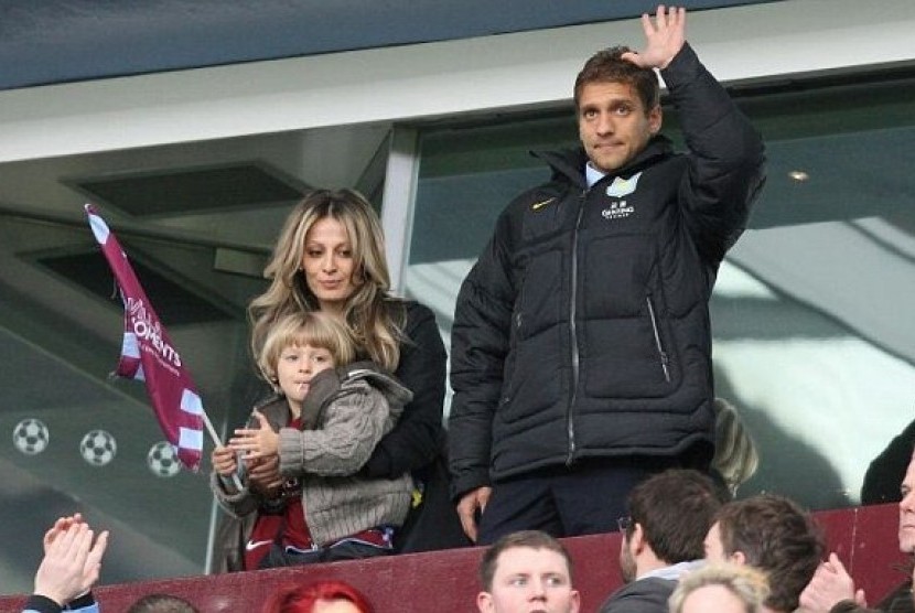 Stiliyan Petrov bersama istrinya, Paulina, dan putranya, Kristiyan.