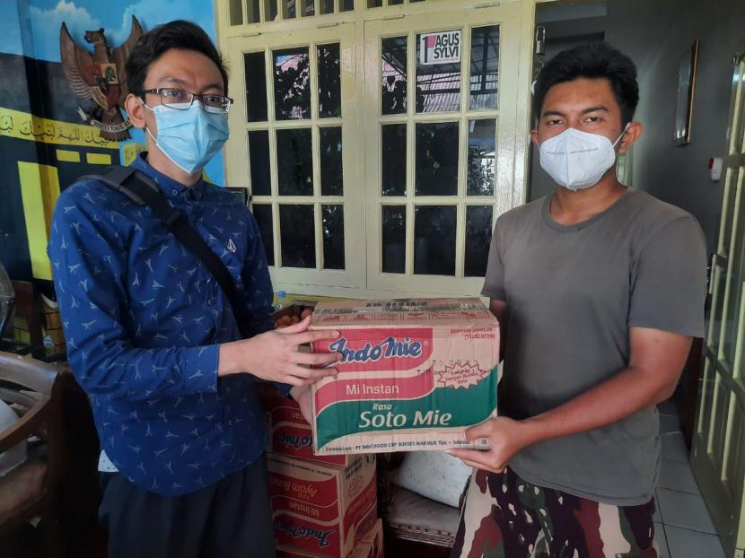 STMIK Nusa Mandiri Kampus Jatiwaringin menyalurkan bantuan di posko banjir Cipinang Melayu, Jakarta Timur.