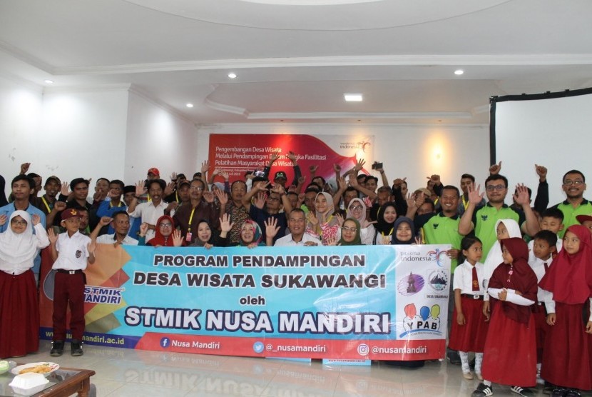 STMIK Nusa Mandiri memberikan hibah sepatu kepada para pelajar SD di Desa Sukawangi, Kabupaten Bogor, Jawa Barat.
