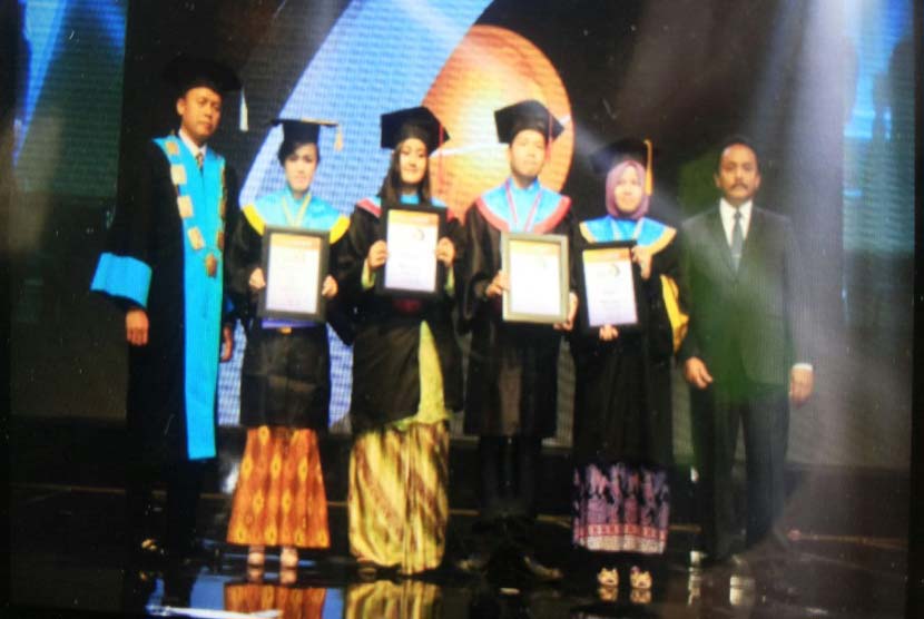 STMIK Nusa Mandiri memberikan penghargaan kepada lulusan terbaik pada acara wisuda sarjana dan magister di BSI Convention Center, Kampus BSI Kaliabang, Bekasi Utara, Jawa Barat, Senin (10/8).