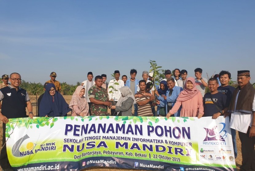 STMIK Nusa Mandiri memberikan sumbangsihnya berupa 375 bibit pohon alpukat di Desa Bantarjaya, Kecamatan Pebayuran, Kabupaten Bekasi, Jawa Barat, Selasa (22/10).