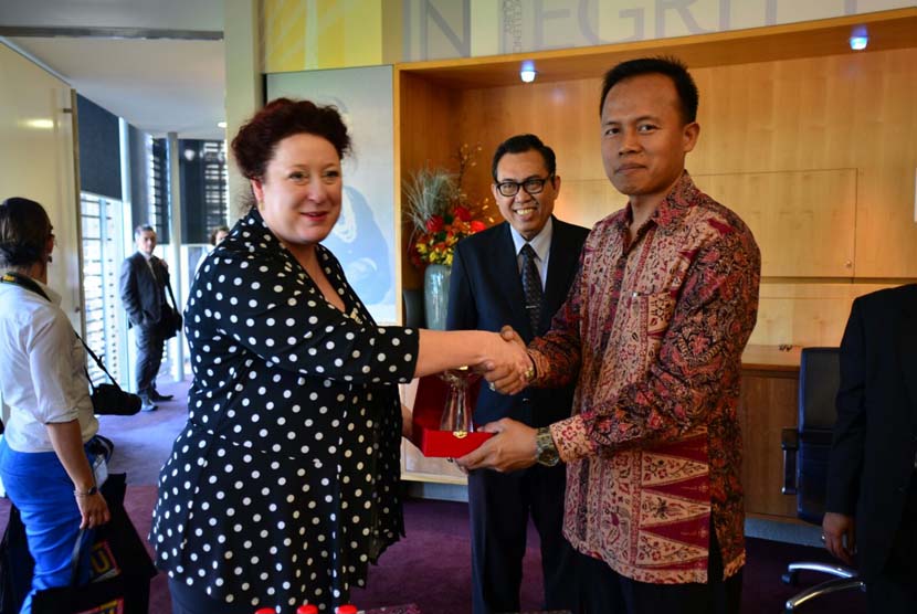STMIK Nusa Mandiri menandatangani MoU dengan dua perguruan tinggi Australia, 9 September 2015.
