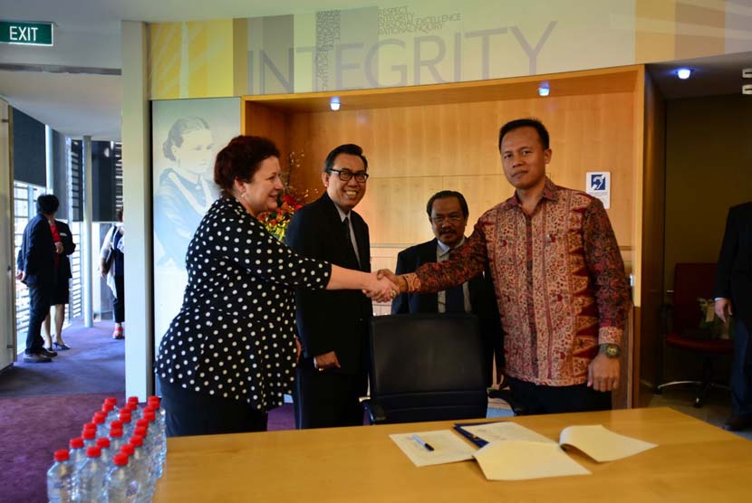 STMIK Nusa Mandiri menggandeng dua perguruan tinggi Australia dalam rangka kerja sama peningkatan dosen maupun mahasiswa  STMIK Nusa Mandiri.