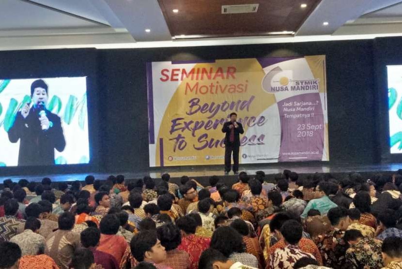 STMIK Nusa Mandiri menggelar seminar motivasi (semot) dan orientasi akademik (ormik).