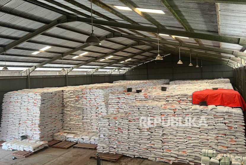 Stok Cadangan Beras Pemerintah (CBP) mencetak sejarah baru. Berdasarkan data resmi Perum BULOG per 13 Mei 2025 pukul 11.03 WIB mencapai 3.701.006 ton.