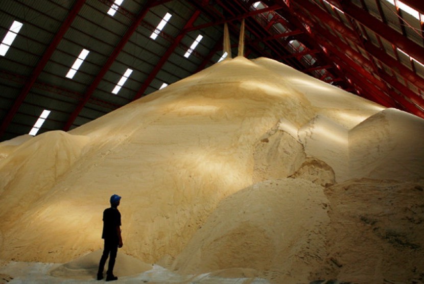 Stok gula dalam gudang di Pabrik (ilustrasi)