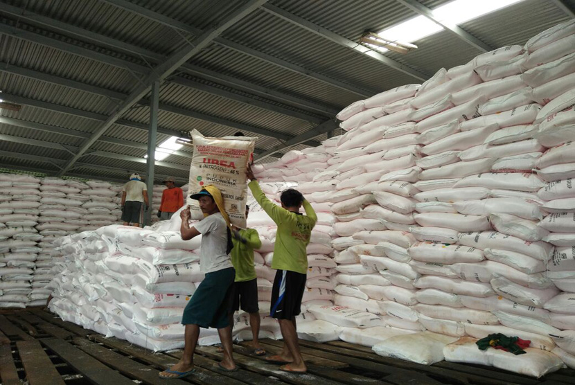 Stok urea bersubsidi di gudang lini II PT Pupuk Kujang Cikampek, cukup aman untuk memenuhi kebutuhan petani selama musim rendeng, Jumat (20/1).