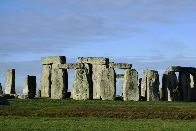 Stonehenge atau lingkaran batu berusia 5.000 tahun di dekat Amesbury, Inggris.