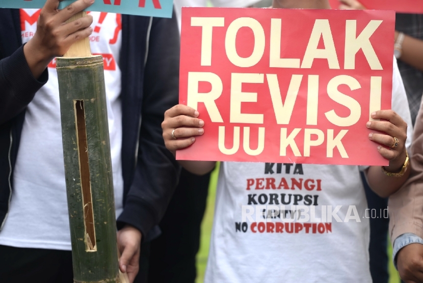 Stop Revisi RUU KPK. Koalisi Masyarakat Sipil Antikorupsi menggelar aksi unjuk rasa untuk menghentikan revisi RUU KPK di depan Komplek Parlemen DPR RI, Jakarta, Rabu (17/2). (Republika/Wihdan)