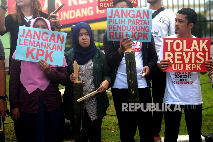 Stop Revisi RUU KPK. Koalisi Masyarakat Sipil Antikorupsi menggelar aksi unjuk rasa untuk menghentikan revisi RUU KPK di depan Komplek Parlemen DPR RI, Jakarta, Rabu (17/2).  (Republika/Wihdan)