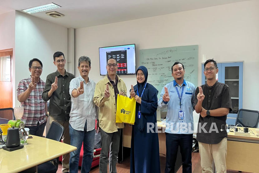 Strategic media planner spesialis Republika, Sonny Steven bersama tim sales secara simbolik menerima bingkisan dari Sahabat Yatim.