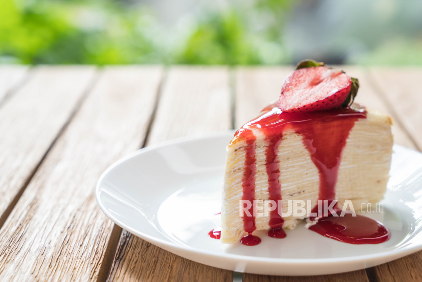 Strawberry cheesecake (ilustrasi). Chef Fatiyah Hassan membagikan resep dan cara membuat resep cheesecake yang antigagal.