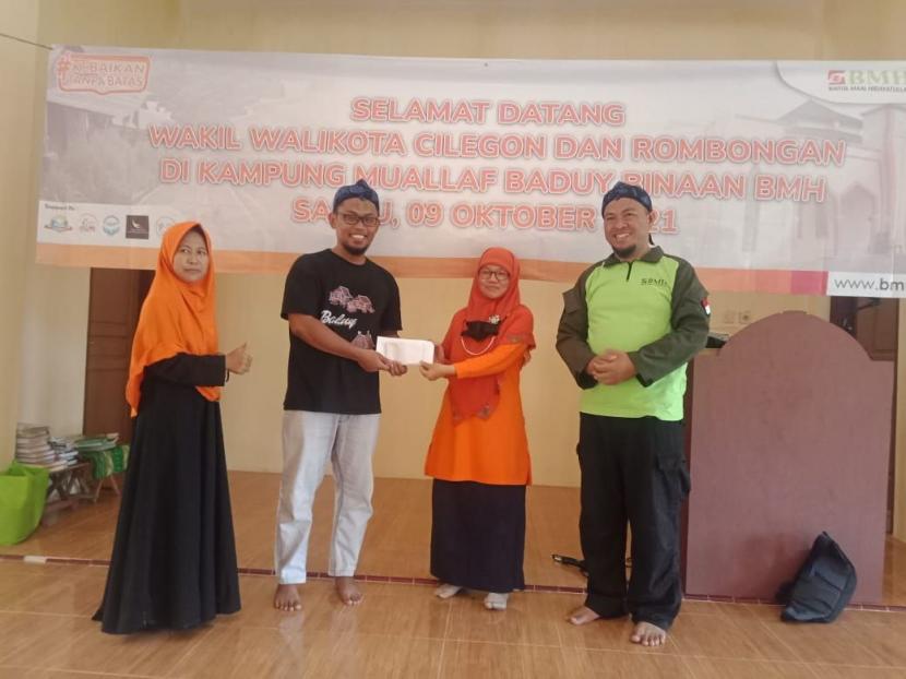 stri Wakil Walikota Cilegon Siti Farida beserta rombongan mengunjungi Kampung Mualaf Suku Baduy binaan BMH Perwakilan Banten, Sabtu (9/10).