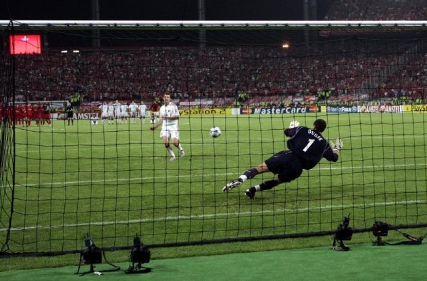 Striker AC Milan Andriy Shevchenko gagal menjebol gawang Liverpool yang dijaga Jerzy Dudek pada final Liga Champions 2005. Liverpool juara setelah menang adu penalti 3-2.