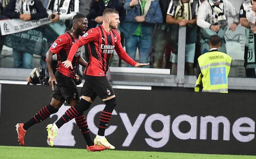 Striker AC Milan, Ante Rebic (kanan) marayakan gol ke gawang Juventus pada laga lanjutan Serie A di Stadion Juventus, Turin, Senin (20/9) dini hari WIB. Laga berakhir imbang 1-1.